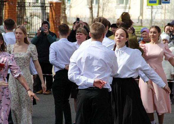 ДКЖ Серова приглашает горожан станцевать "Вальс Победы"