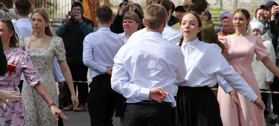 ДКЖ Серова приглашает горожан станцевать "Вальс Победы"