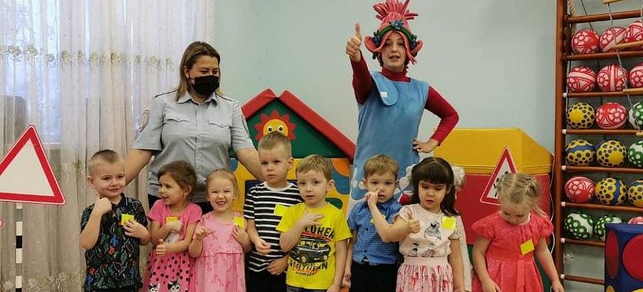 Юные серовчане из детского сада "Умка" совершили "Путешествие в страну Светофорию"