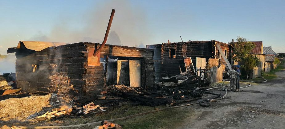 "Мама только успела взять паспорт и выскочить". В Красноярке сгорел жилой дом