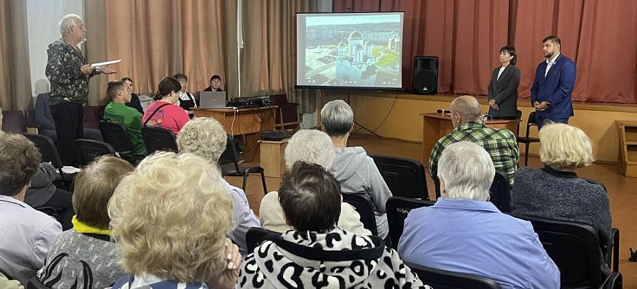 Теплица в центре города, гирлянда на ель и жалобы на “управляшку”. Глава Серова встретился с жителями Вятчино