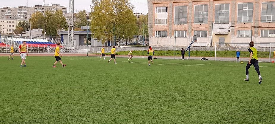 Студенты Серова участвуют в футбольном турнире