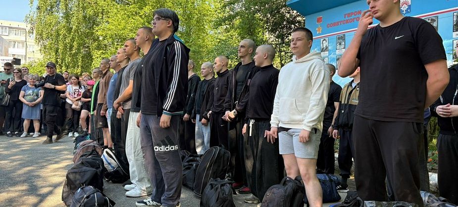 На срочную службу в армию из Серова отправились 27 призывников