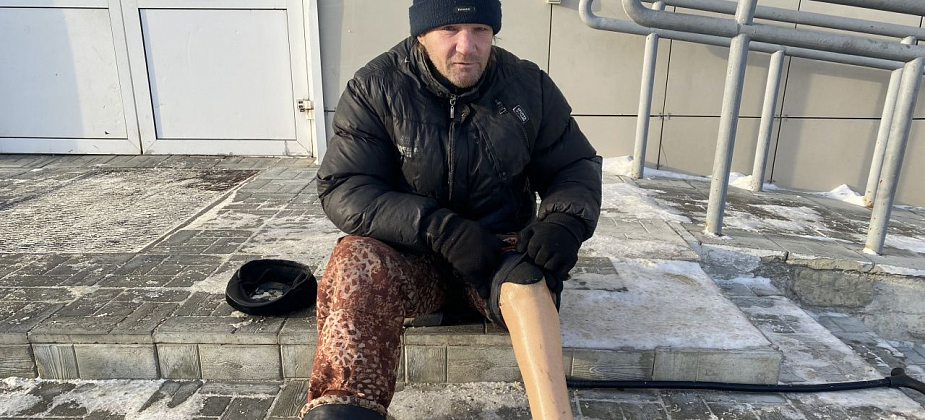 "На эти деньги питаюсь". На улицах Серова просит милостыню безногий инвалид