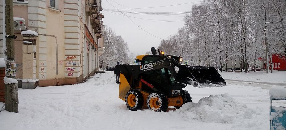 Депутат Думы раскритиковал "Серовавтодор" за снежные валы на парковках 