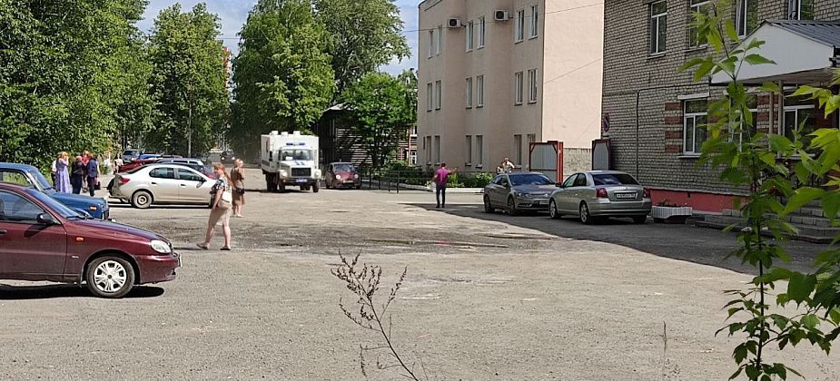 Серовский районный суд эвакуировали в шестой раз за месяц из-за ложного сообщения о минировании