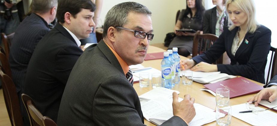 Депутат Шаймуратов помог "Серовавтодору" в валке тополей, но распиленные деревья так никто и не вывез...