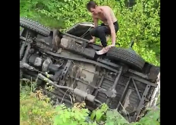 В районе нового кладбища в Серове произошло ДТП. Перевернулся УАЗ с пьяным водителем