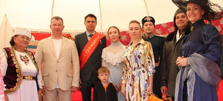 Мэр поздравил серовчан с Днем города и наградил 52-го Почетного гражданина