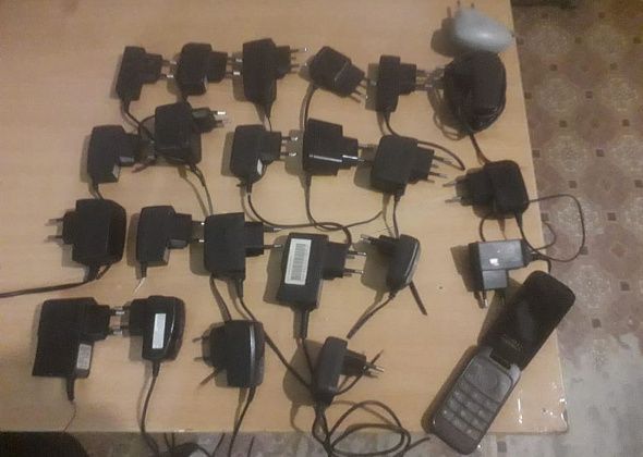 В колонию Сосьвы пытались передать телефон и 23 зарядных устройства