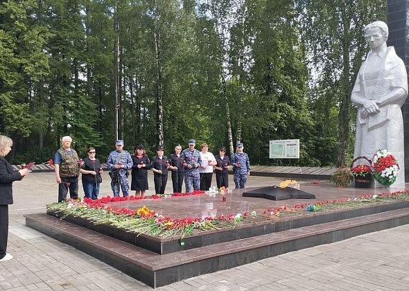 Полиция Серова в День памяти и скорби зажгла свечи на «Вечном огне»