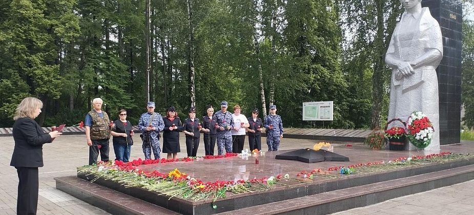 Полиция Серова в День памяти и скорби зажгла свечи на «Вечном огне»