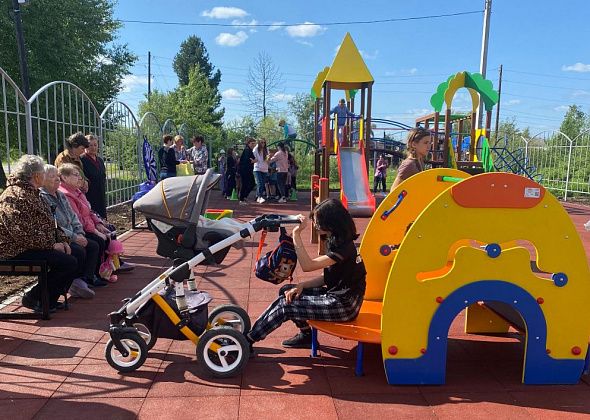 В Новой Коле торжественно открыли детскую площадку