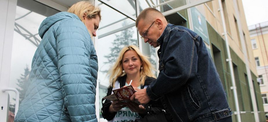 У мэрии Серова общественный активист Евгения Чудновец собирает подписи за возврат прямых выборов мэров 