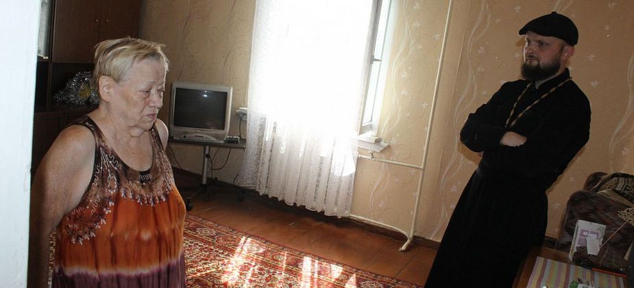 В Серове волонтеры вымыли окна в квартире пенсионерки