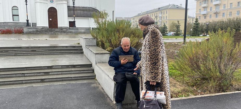 "А как? Воровать пойти?" На ступенях храма в Серове пожилой мужчина просит милостыню