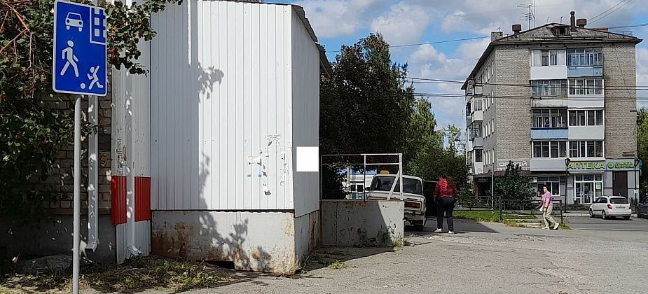После жалобы серовчан убрали переполненный мусором контейнер у "Магнита" в центре города