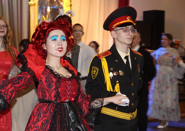 Алиса, Чеширский Кот и Червонная Королева. В Серове прошел бал по сказке Льюиса Кэрролла