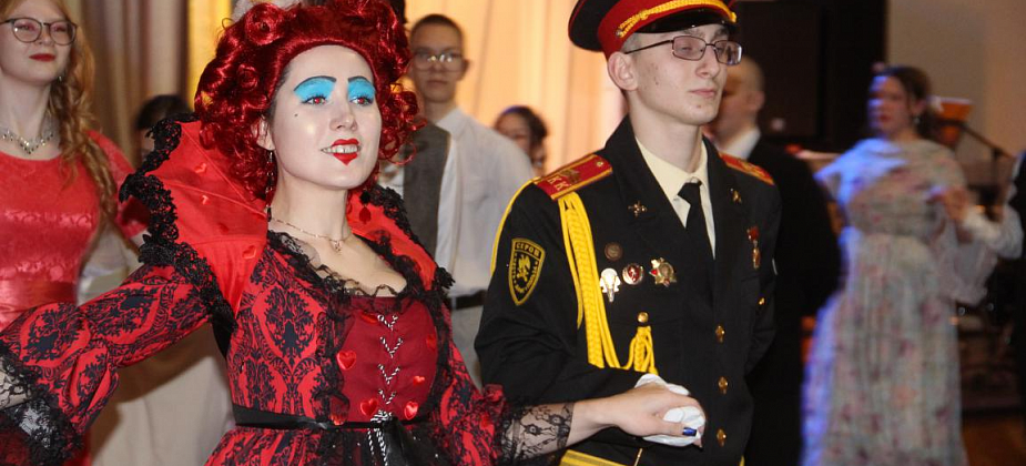 Алиса, Чеширский Кот и Червонная Королева. В Серове прошел бал по сказке Льюиса Кэрролла