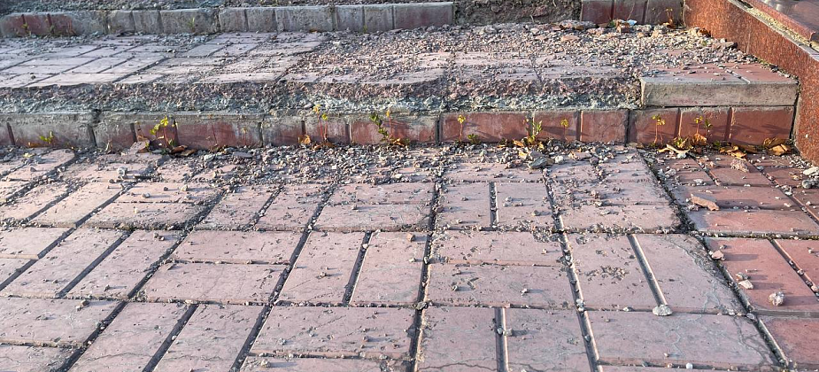 Депутаты обратили внимание на состояние ступеней на площади у Дворца культуры металлургов 