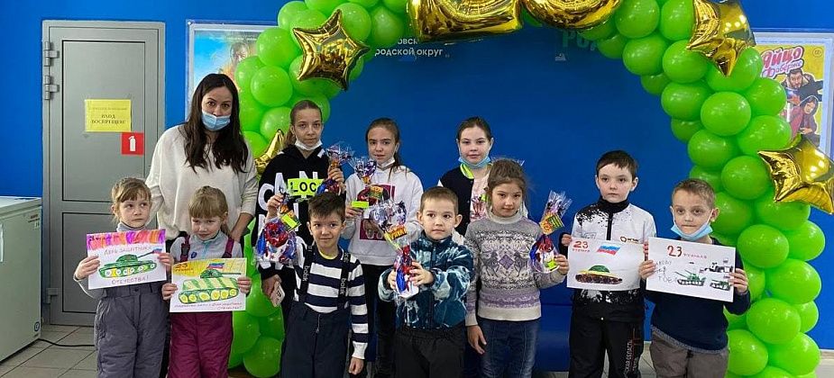 23 февраля юных серовчан в "Родине" учили рисовать танк. И мастерить кружки из картона