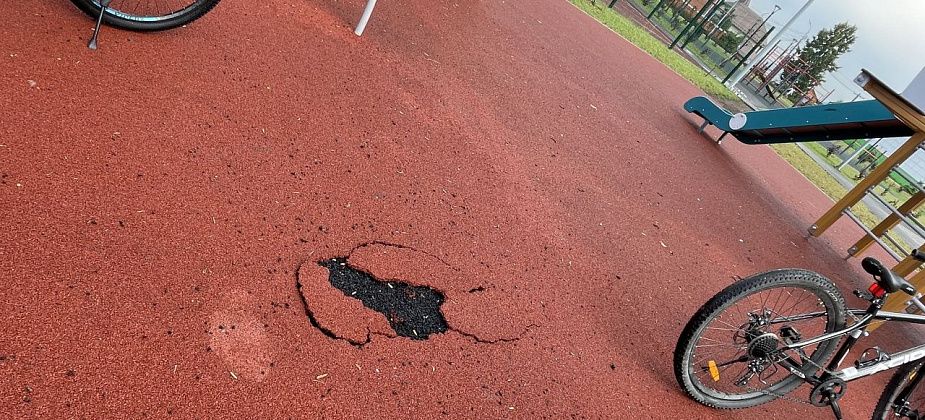 Подрядчик не явился на осмотр порванного резинового покрытия в сквере по Циолковского