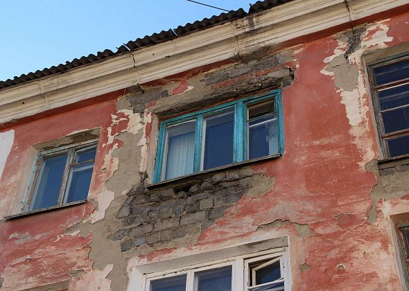 “Нам надоело жить в сыром склепе”. Серовчанка жалуется на протекающую крышу и бездействие “управляшки”