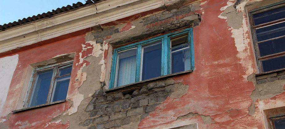 “Нам надоело жить в сыром склепе”. Серовчанка жалуется на протекающую крышу и бездействие “управляшки”