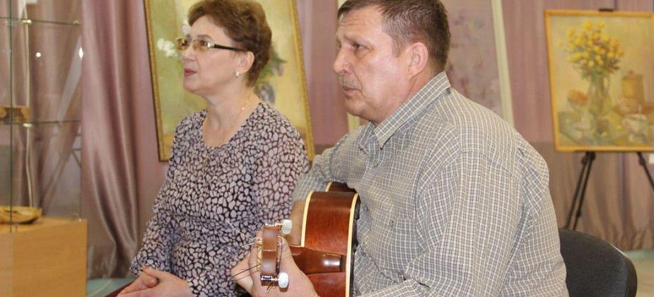 “Украденные” строки и “рожденная” в бане песня. Семья Беляевых провела в музее квартирник