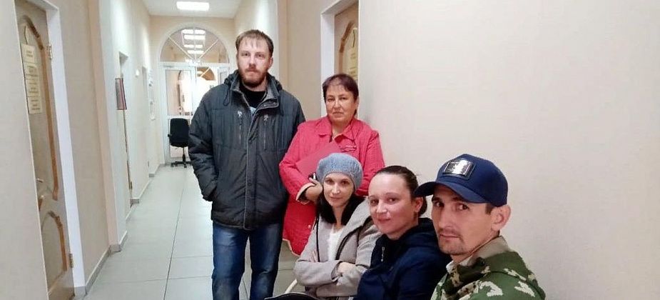 Жители аварийного дома три часа прождали чиновников в мэрии Серова