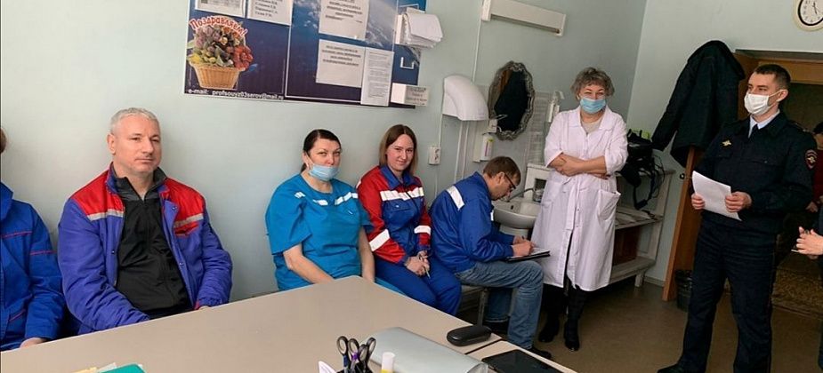 Инспекторы ГИБДД призвали водителей станции скорой помощи к соблюдению правил дорожного движения 