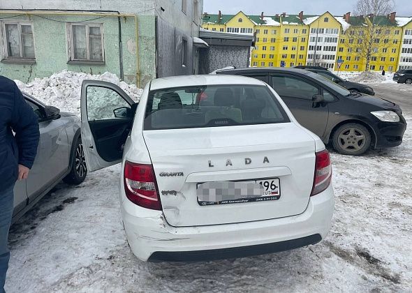 ГАИ Серова ищет водителя, который наехал на машину во дворе и скрылся с места ДТП