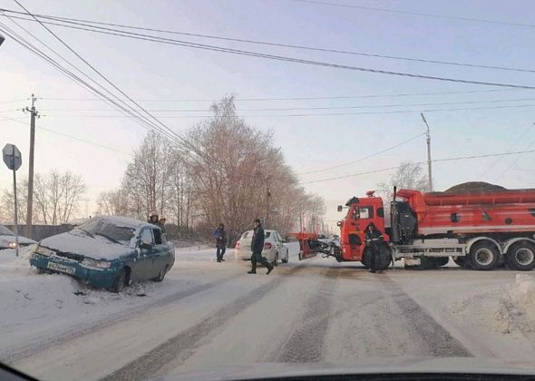 В Серове столкнулись "КамАЗ" и ВАЗ. Пострадала девочка