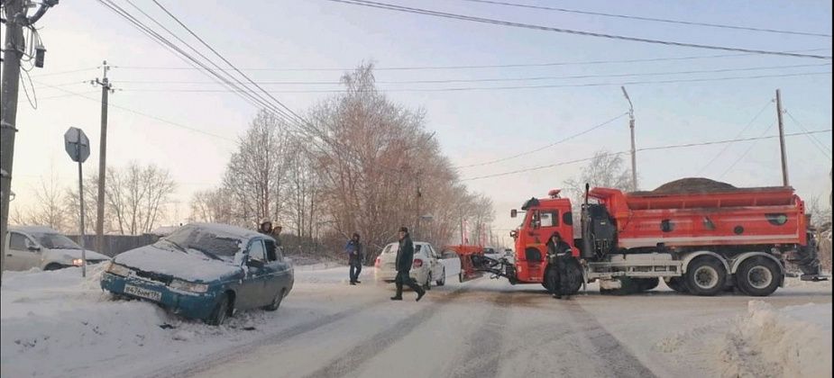 В Серове столкнулись "КамАЗ" и ВАЗ. Пострадала девочка