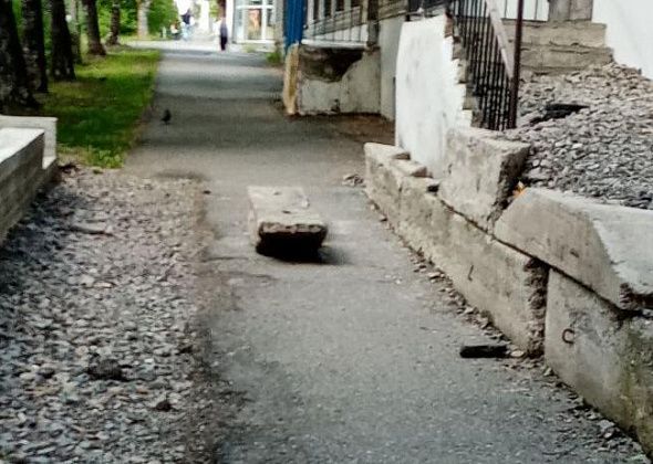 Серовчанка пожаловалась на состояние тротуара в центре города и бетонную глыбу, его перегородившую