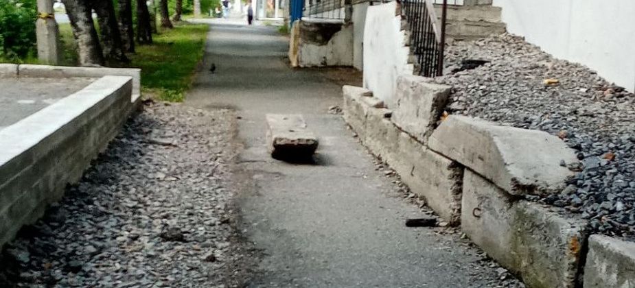 Серовчанка пожаловалась на состояние тротуара в центре города и бетонную глыбу, его перегородившую
