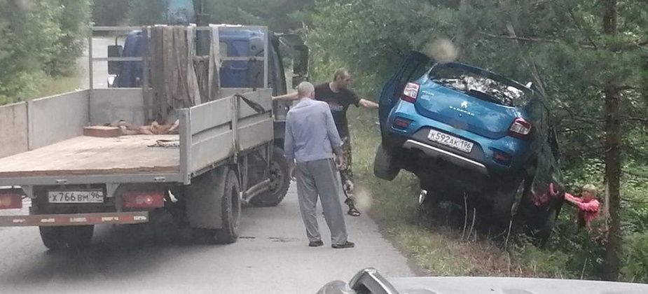 В Серове в районе городского кладбища иномарка уехала в кювет