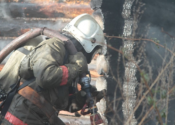 Пятерых серовчан эвакуировали огнеборцы при пожаре в двухэтажке по Парковой