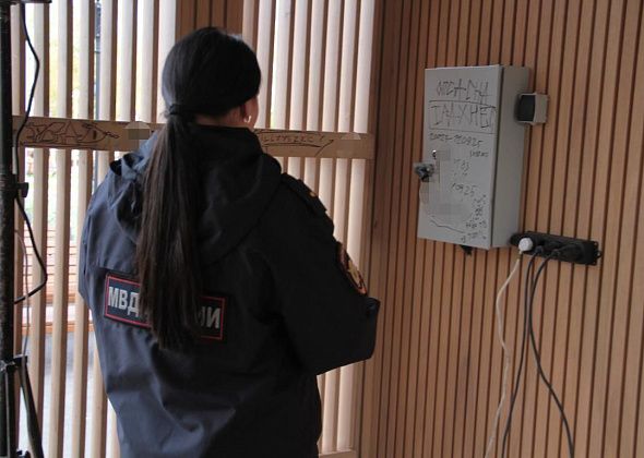 Вандалы поломали сцену в Театральном сквере и оставили похабные надписи. Полиция Серова проводит проверку