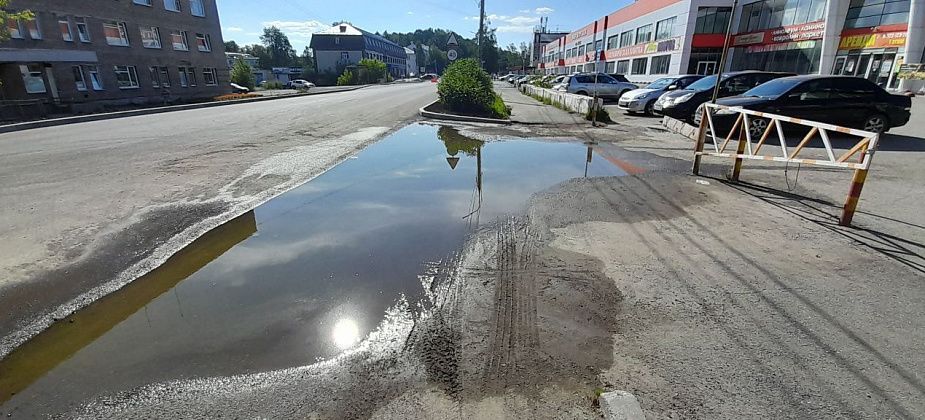 Мэр Серова задумал побороть огромную лужу, что разливается напротив поликлиники