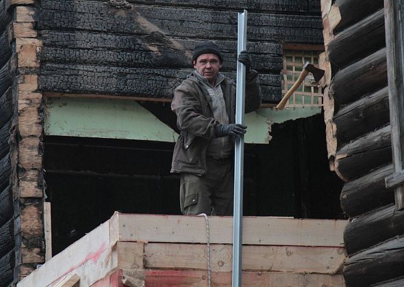 В Серове восстанавливают дом по улице Орджоникидзе, пострадавший от поджога