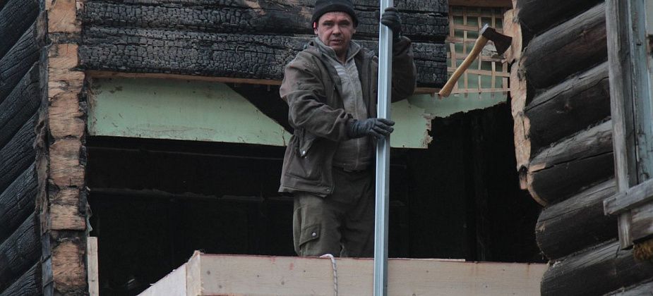 В Серове восстанавливают дом по улице Орджоникидзе, пострадавший от поджога