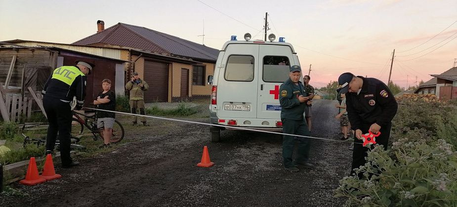 Под Серовом женщина на ВАЗе наехала на детей, сидящих на шпале