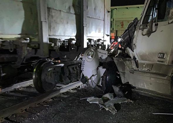 В Ивделе грузовик с силосом протаранил железнодорожный вагон