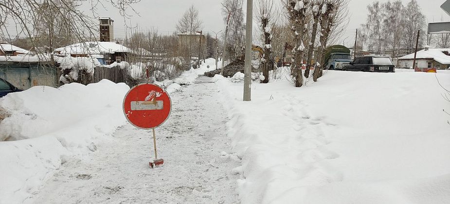 В Серове на улице Тургенева дома затопило холодной водой