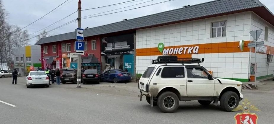 На перекрестке улиц Победы и Тепографской в Серове столкнулись пять машин