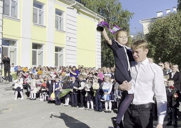 “Пусть учебный год будет успешным”. В серовских школах прозвенели первые звонки