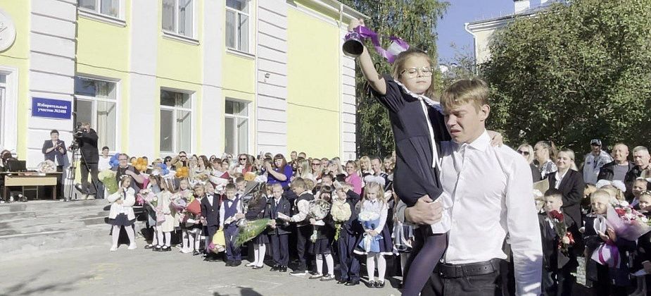 “Пусть учебный год будет успешным”. В серовских школах прозвенели первые звонки