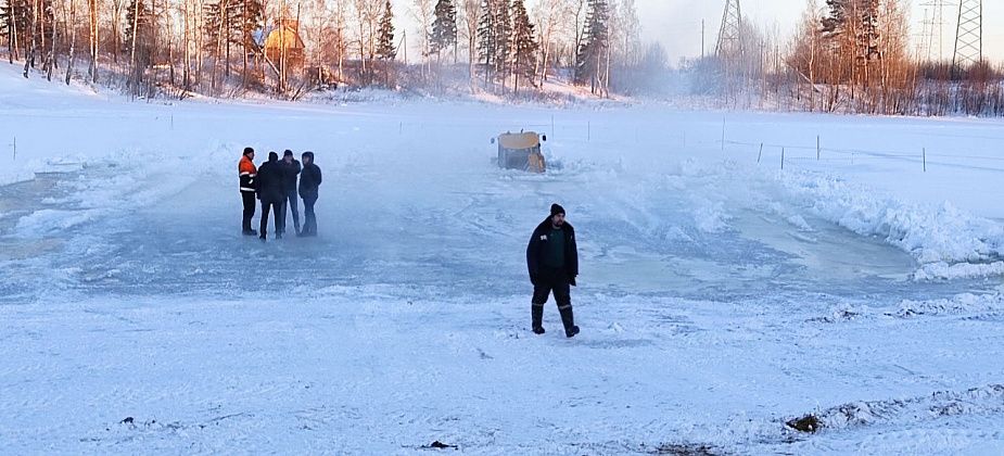 Директор "Серовавтодора" назвал причину, по которой спецтехника ушла под лед городского пруда