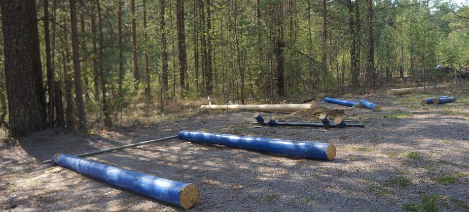 "Согнали с турника". Работников мемориальной компании обязали демонтировать спортплощадку, которую они сами построили